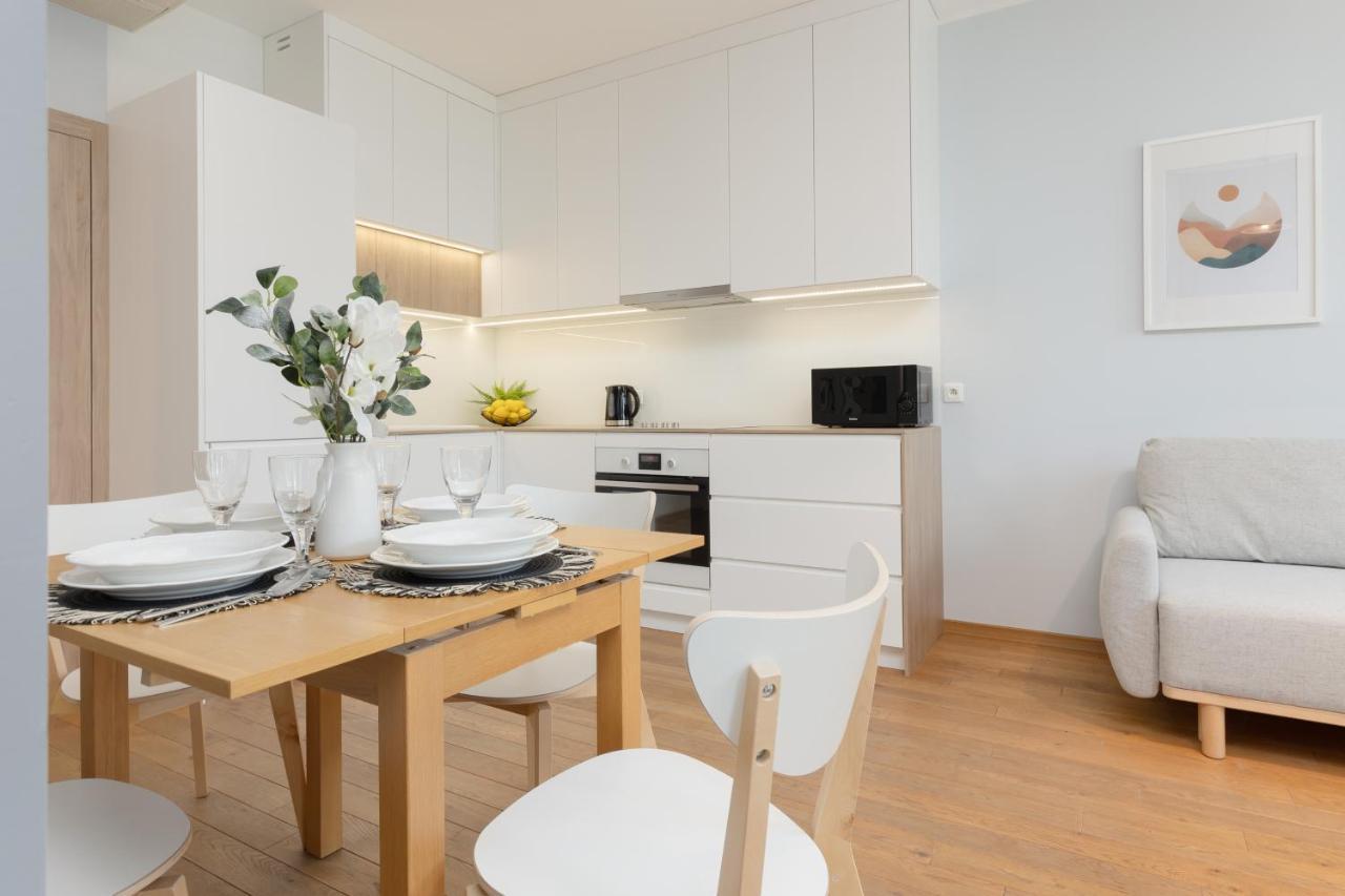 Cozy & Sunny For 4 Guests Kolejowa By Renters Apartment Warschau